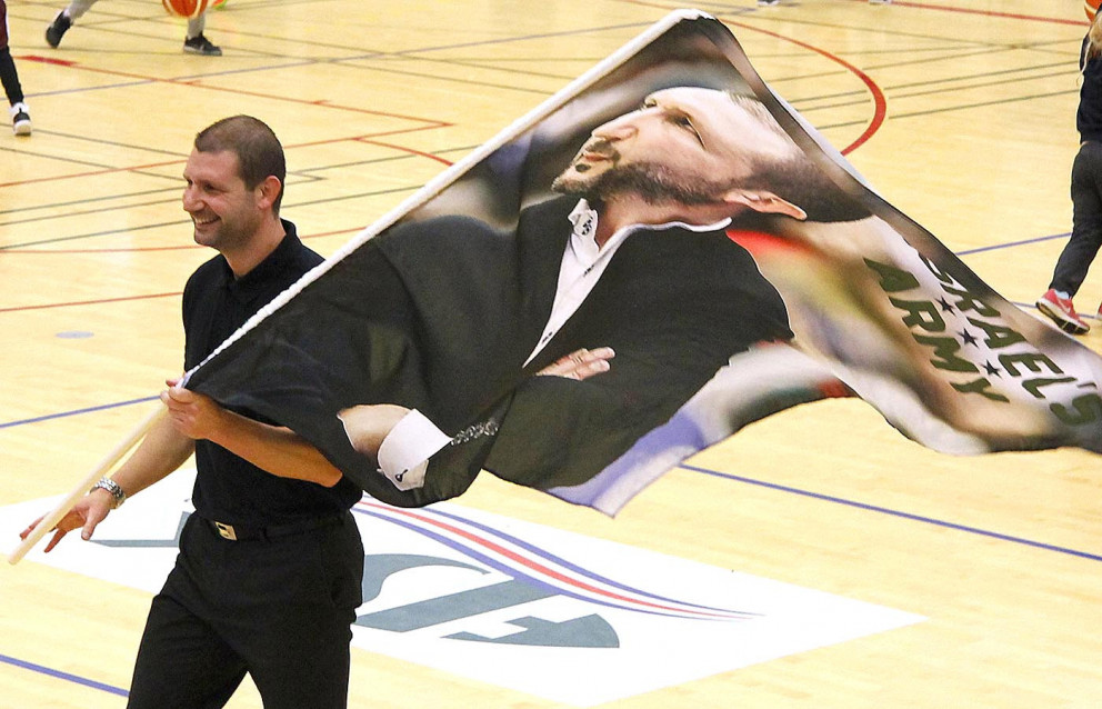 Israel's Army! Þjálfari Tindastóls, Israel Martin, virtist hæstánægður með nýja fánann sem stuðnings…