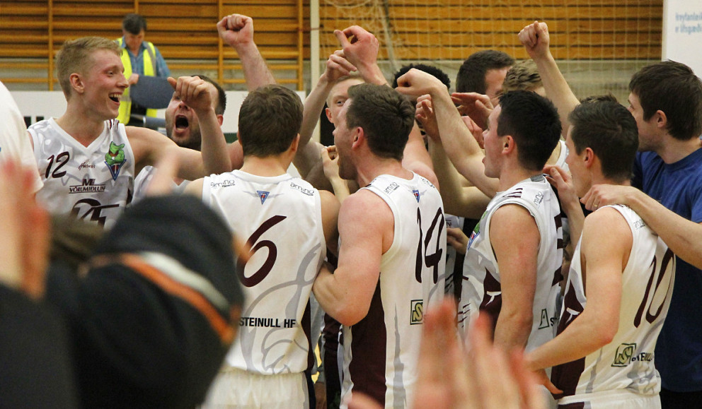 Stólarnir fögnuðu vel í leikslok og leikmenn og stúkan sungu afmælislagið fyrir Pétur. Þvílík stemni…