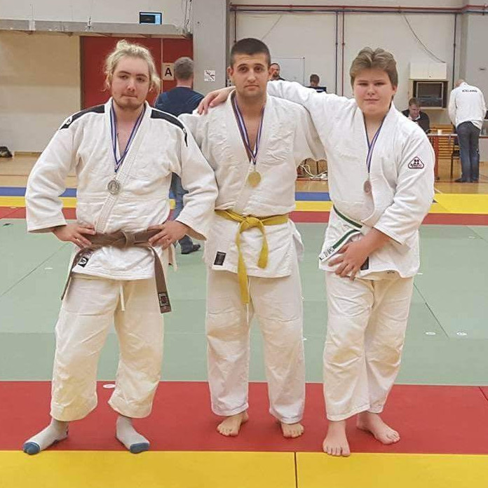 Verðlaunahafar í U19 -90kg. Í miðið er Tsvetan Tsvetanov Michevski og lengst til hægri er Þorgrímur Svavar Runólfsson. Mynd: Einar Örn Hreinsson.