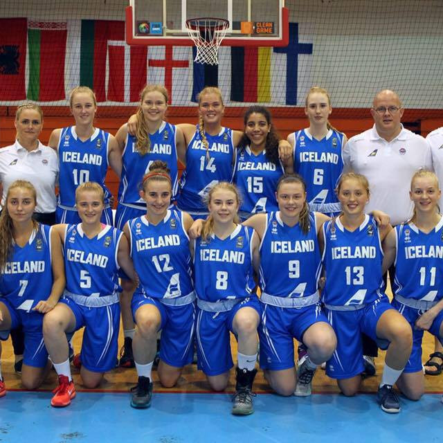 Hér er mynd af stelpunum með U-18 liði Íslands.