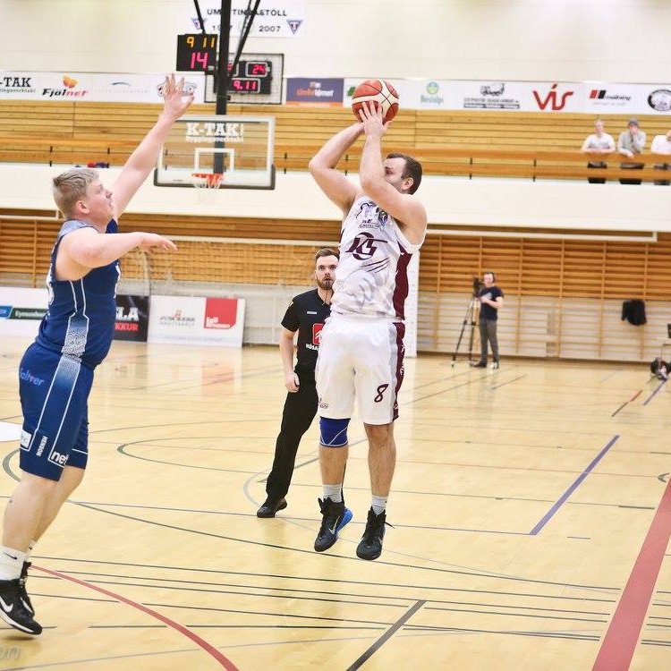 Helgi Freyr í þriggjastiga skoti, vonandi setur hann nokkra annað kvöld. Mynd: Hjalti Árna,