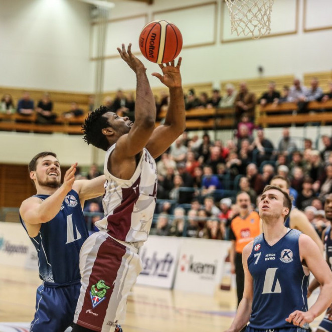 Hester undir körfu Keflvíkinga. MYND: HJALTI ÁRNA