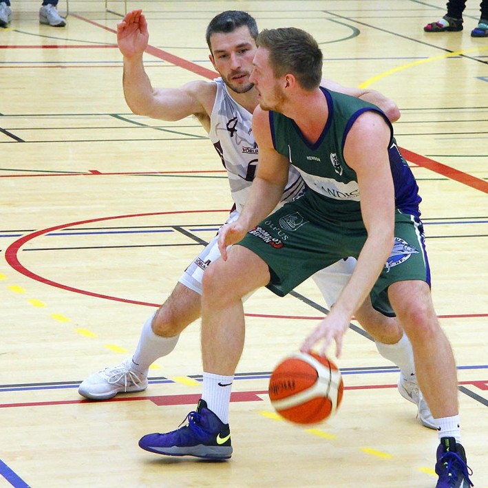 Axel Kára spilar vörn. MYND: ÓAB