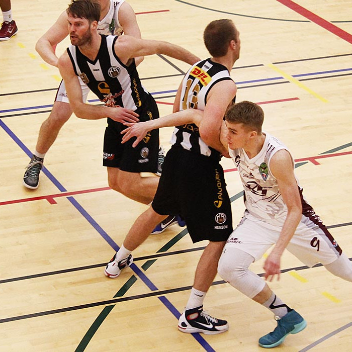 Björgvin í leiknum gegn KR á dögunum. Darri tejur upp hald. Björgvin gerði körfu leiksins í kvöld í …