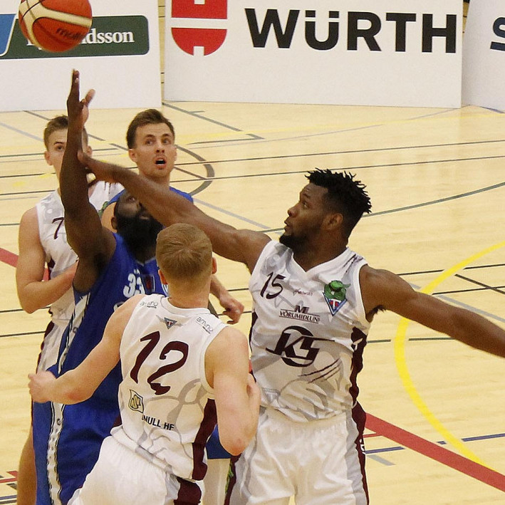 Hester, Pétur og Viðar berjast um boltann við Daneiro Thomas. MYND: ÓAB