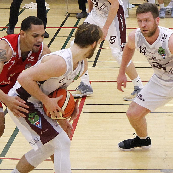 Helgi og Arnar voru báðir góðir í kvöld. Hér eru þeir í leiknum gegn Haukum á dögunum. MYND: ÓAB