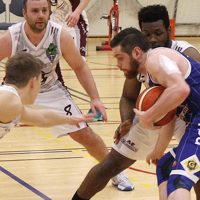 Tindastólsmenn reyna að stöðva Ólaf Ólafs – það gekk bara ekkert í kvöld því hann gerði 33 stig. MYN…