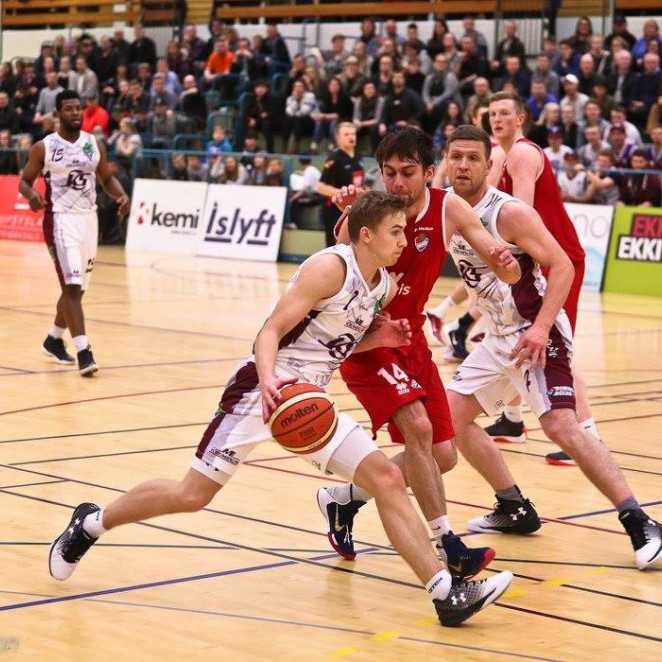 Pétur í baráttunni við Emil Barja.  MYND: HJALTI ÁRNA