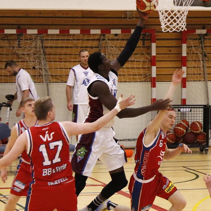 Samb setur boltann í körfu Snæfellinga. MYND: ÓAB