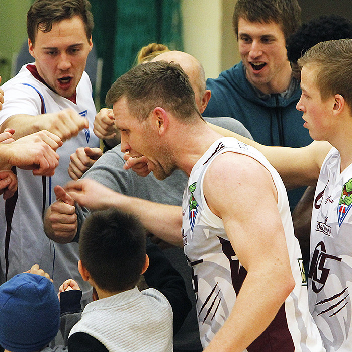 Tindastólsmenn fagna góðum sigri í leikslok.  MYND: ÓAB