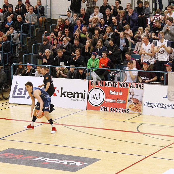 Spennan í hámarki hjá stuðningsmönnum Tindastóls.  MYND: ÓAB