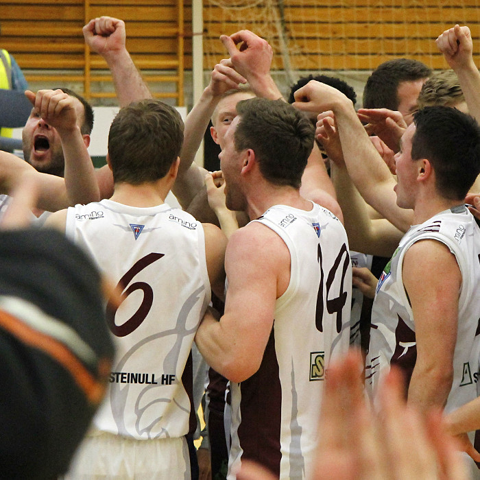 Stólarnir fögnuðu vel í leikslok og leikmenn og stúkan sungu afmælislagið fyrir Pétur. Þvílík stemni…