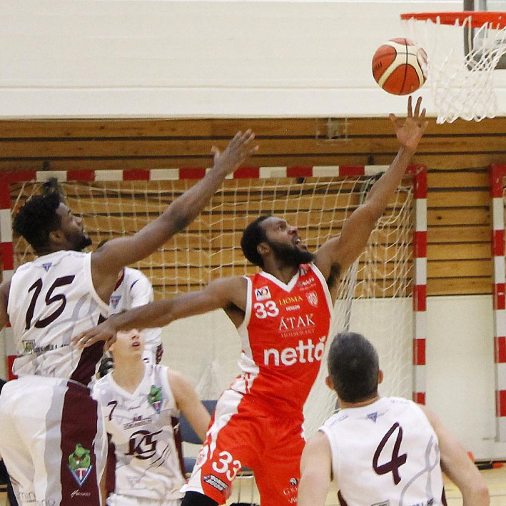 Hester horfir á eftir Oliver lauma boltanum í körfu Stólanna. MYND: ÓAB