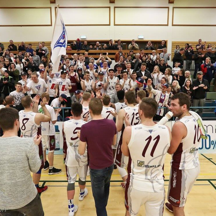 Stuðningsmenn eru nauðsynlegir í leikjum sem þessum og þeir eiga ekki eftir að kikka í kvöld! Mynd: …