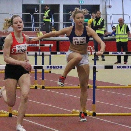 Þóranna Ósk í grindahlaupi í Laugardalshöllinni.