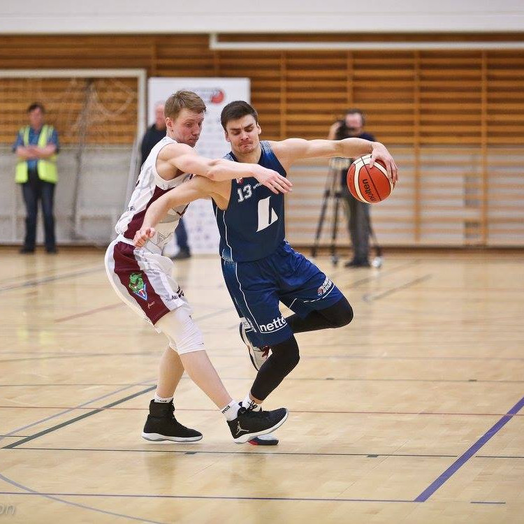 Viðar með Hörð Axel í gíslingu. Mynd: Hjalti Árna.