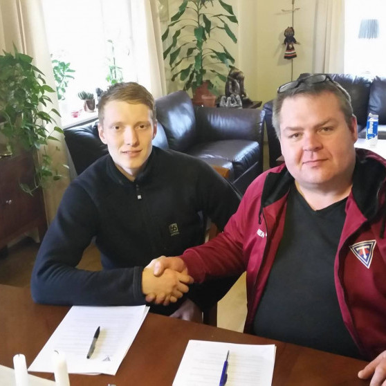 Viðar og Stefán formaður takast í hendur.