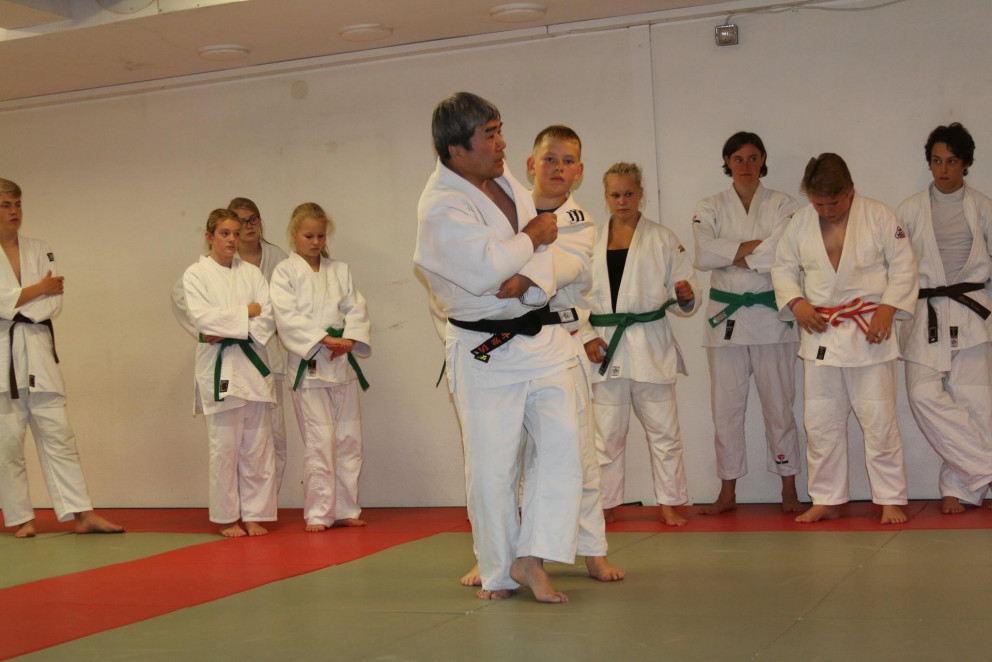 Frá æfingu í Svíþjóð í fyrra, Iura sýnir bragð.