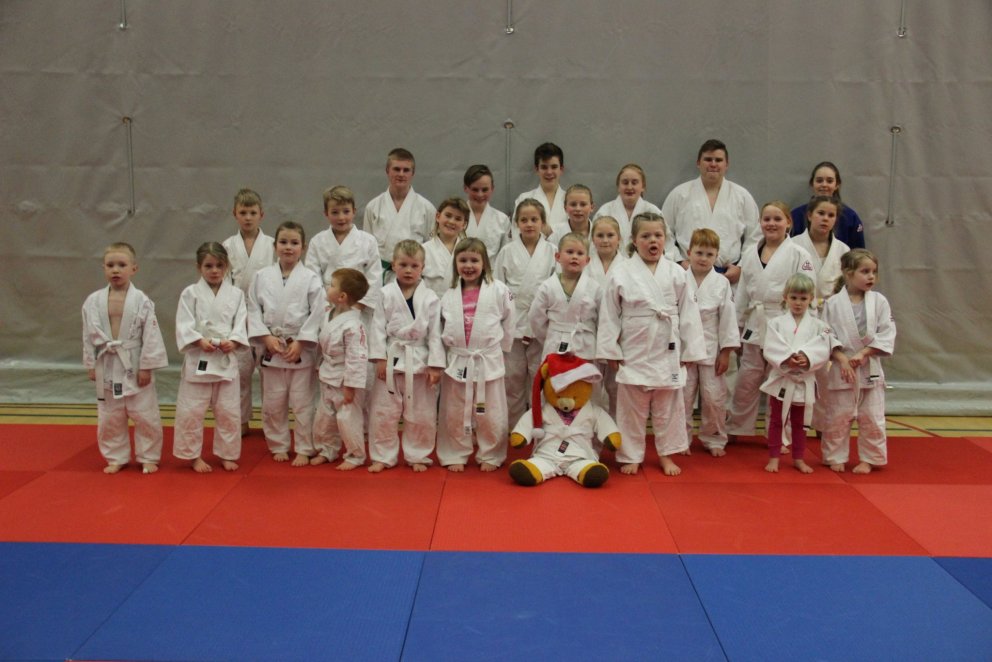 Keppendur á jólamóti Júdódeildar 2019 ásamt lukkudýrinu Emiko Einarsdóttur (sitjandi fyrir miðju). M…