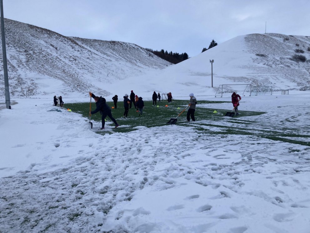 Aðstæður til æfinga hafa verið krefjandi í vikunni en áhuginn er mikill til knattspyrnuiðkunar og þv…
