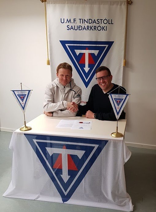 Yngvi Magnús (t.v.) handsalar samning sinn. Þórhallur Rúnar Rúnarsson, formaður knattspyrnudeildar s…