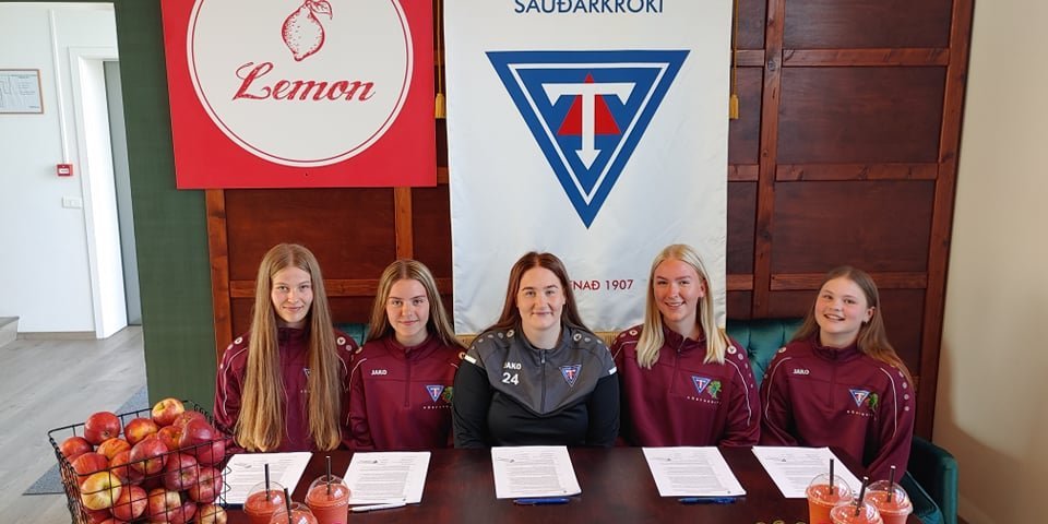 Mynd tekin á Lemon við undirskrift.