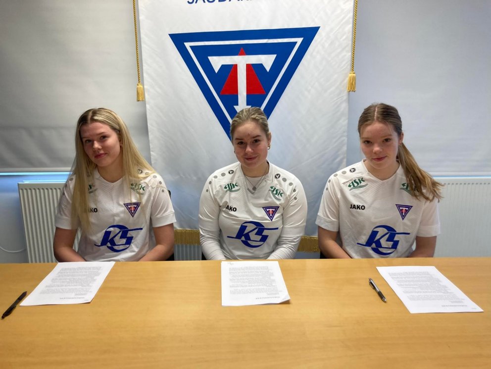 Við undirritunina í dag. Marsilía, Birna og Magnea.