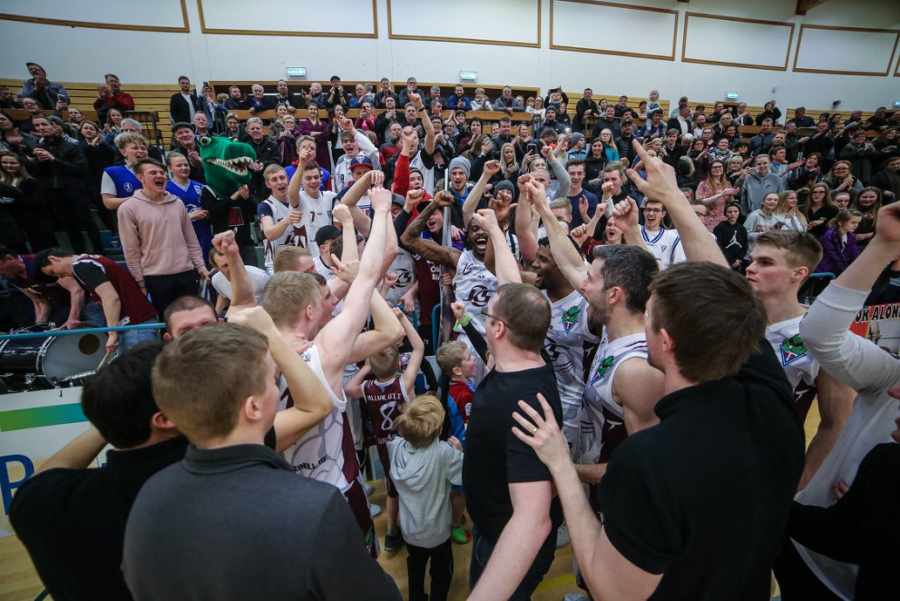 Frábær stemning í Síkinu. Stuðningsmenn fögnuðu sigrinum vel ásamt leikmönnum Tindastóls að leik lok…