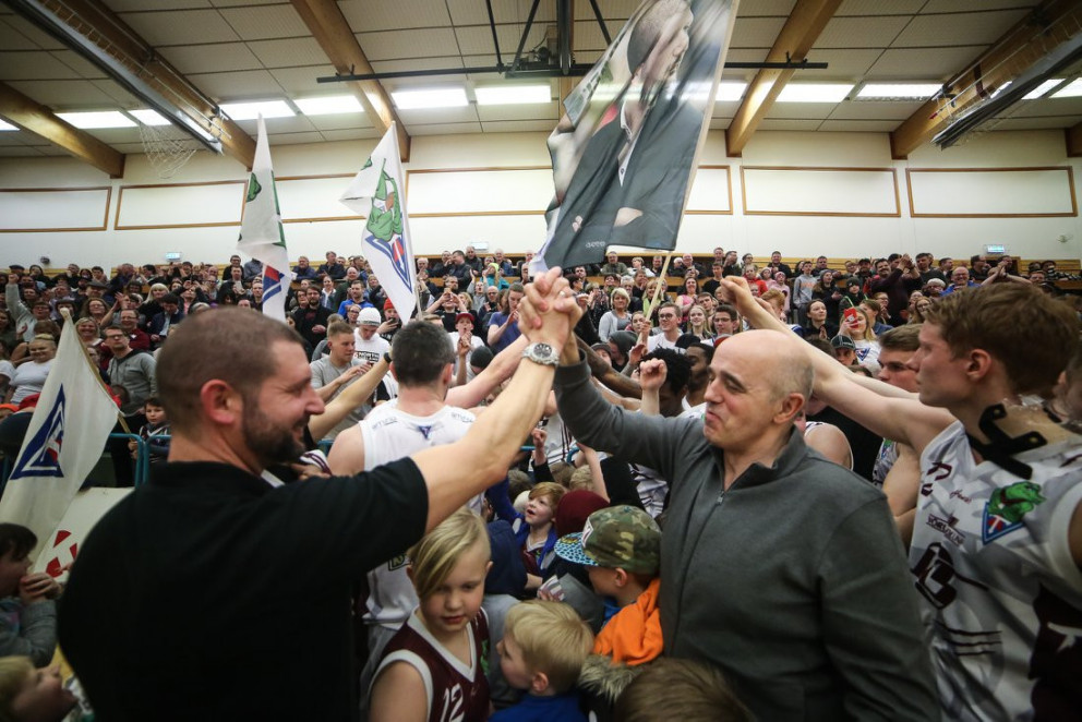Frábær stemning í Síkinu í kvöld. Þjálfarinn, Dómarinn og allir hinir kampakátir að leik loknum. MYN…