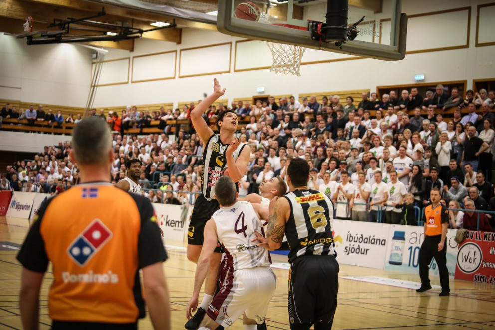 Pavel var frábær í liði KR í kvöld og hér sækir hann að körfu Tindastóls. MYND: HJALTI ÁRNA