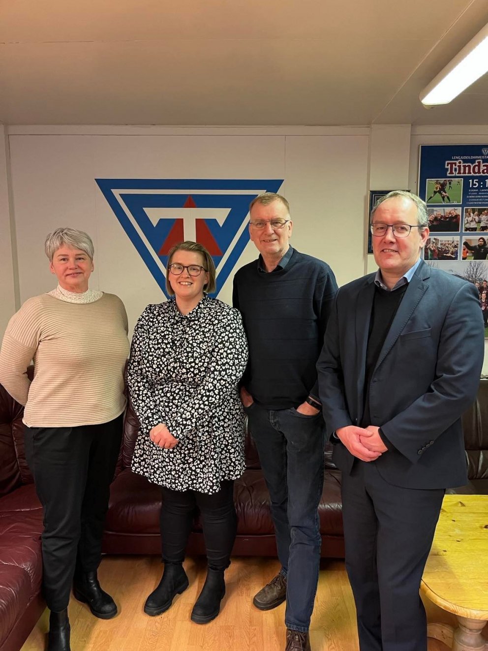 Lee Ann, önnur frá vinstri, ásamt stjórnarfólki knattspyrnudeildar Tindastóls, Guðnýju Axelsdóttur, …