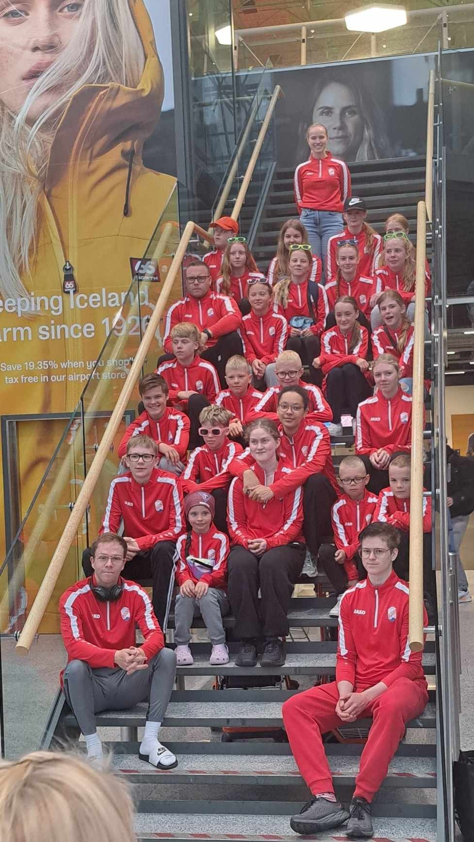 Hópur keppenda ásamt þjálfara og nokkrum yngri iðkendum sem fengu að koma með.