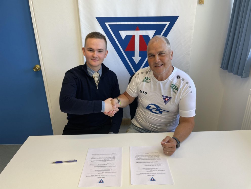 Sæþór Már framkvæmdastjóri knattspyrnudeildar og Ulf Örth við undirritun samnings.