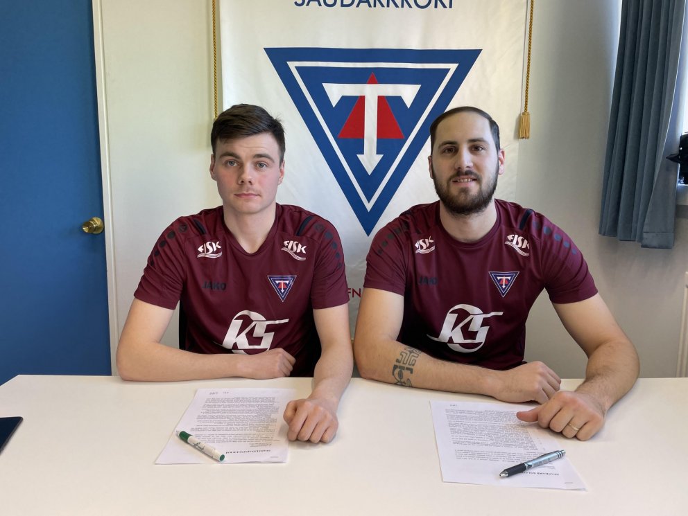 Bessi og Domi skrifa undir samninga