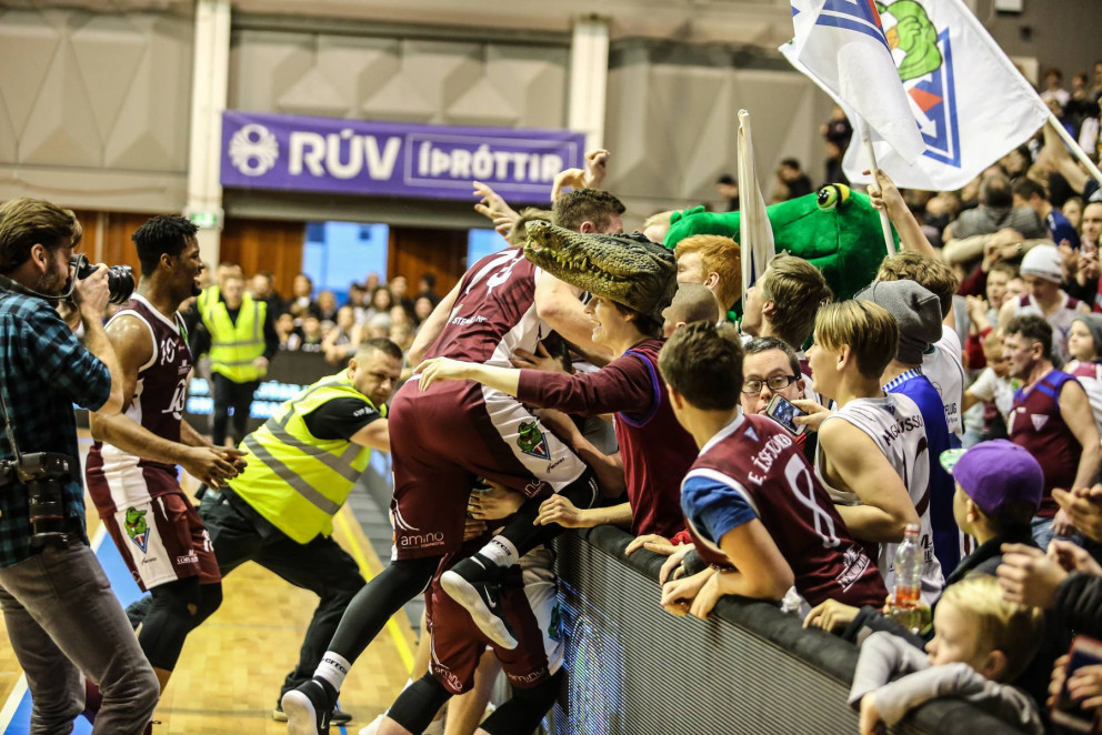 La-la-lalla-lalla-la. Óóó Tindastóll! Tindastólsmenn fagna með stuðningsmönnum í Höllinni í dag. MYN…