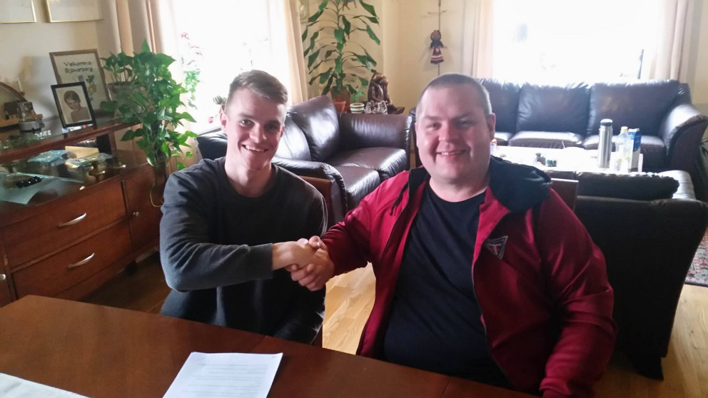 Björgvin skrifar undir samninginn.