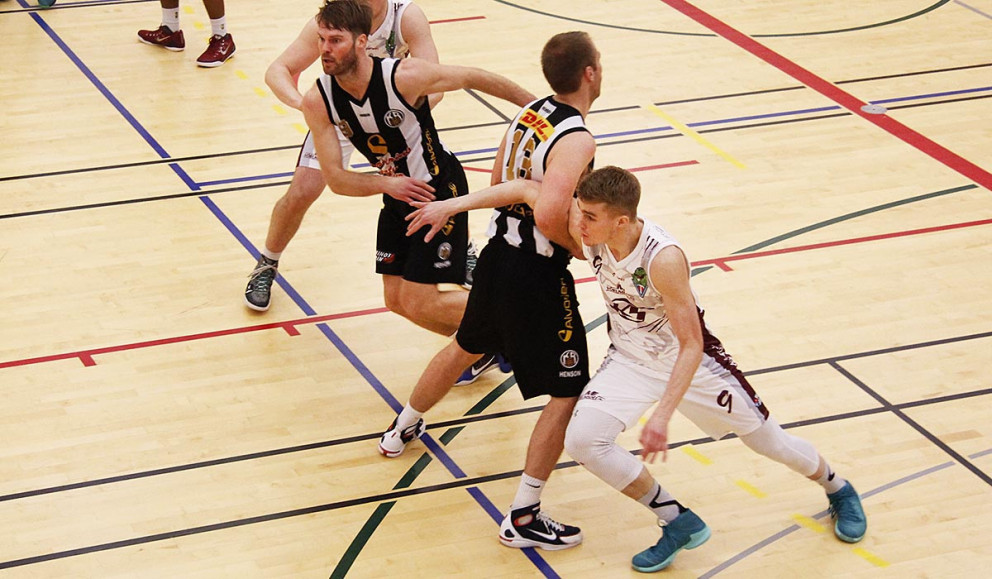 Björgvin í leiknum gegn KR á dögunum. Darri tejur upp hald. Björgvin gerði körfu leiksins í kvöld í …