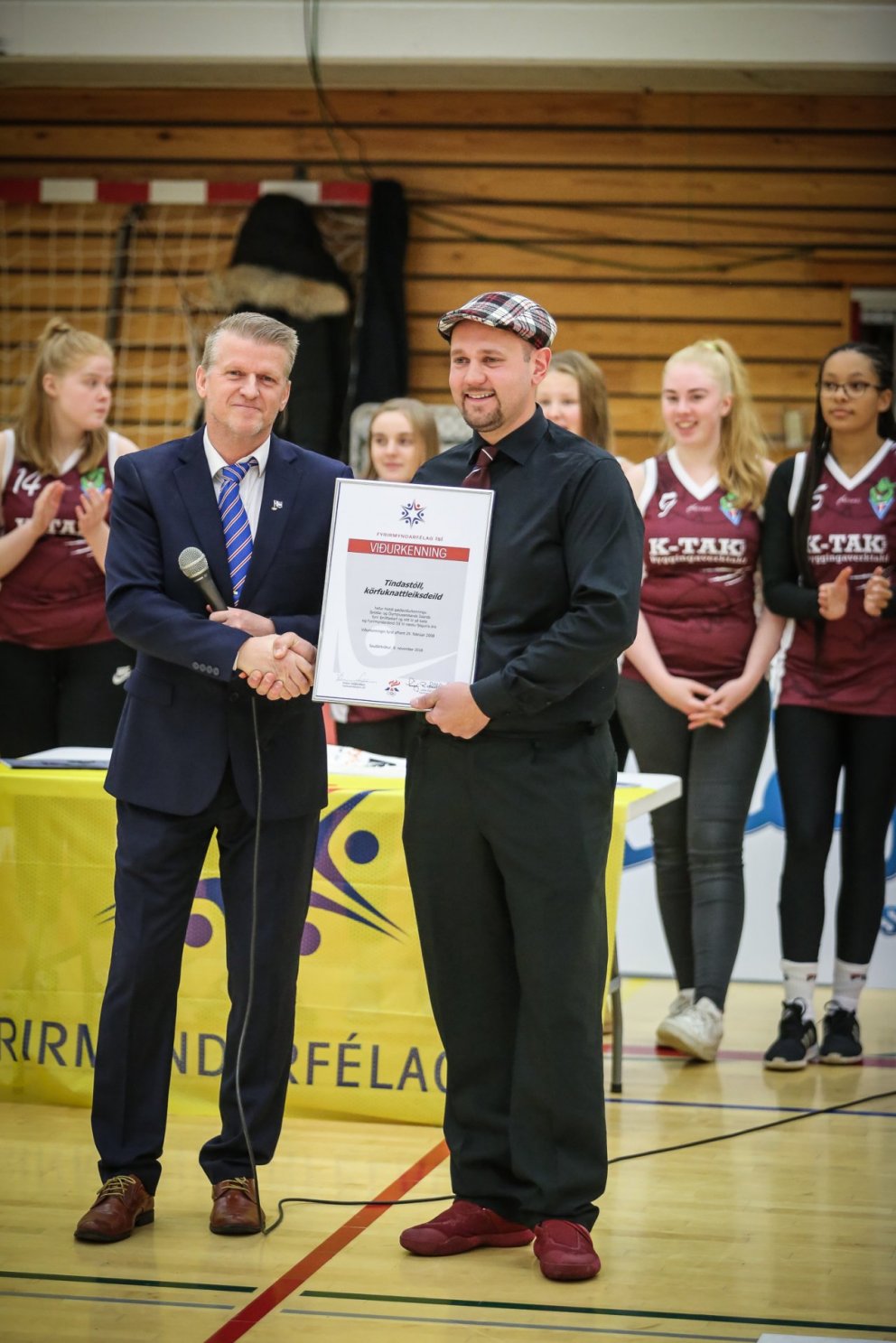 Viðar Sigurjónsson ÍSÍ veitir Ingólfi Jóni Geirssyni formanni körfuknattleiksdeildar Tindastóls endu…