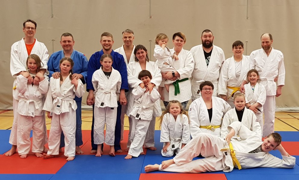 Þátttakendur á foreldraæfingu. Mynd: Steinunn Valdís Jónsdóttir.