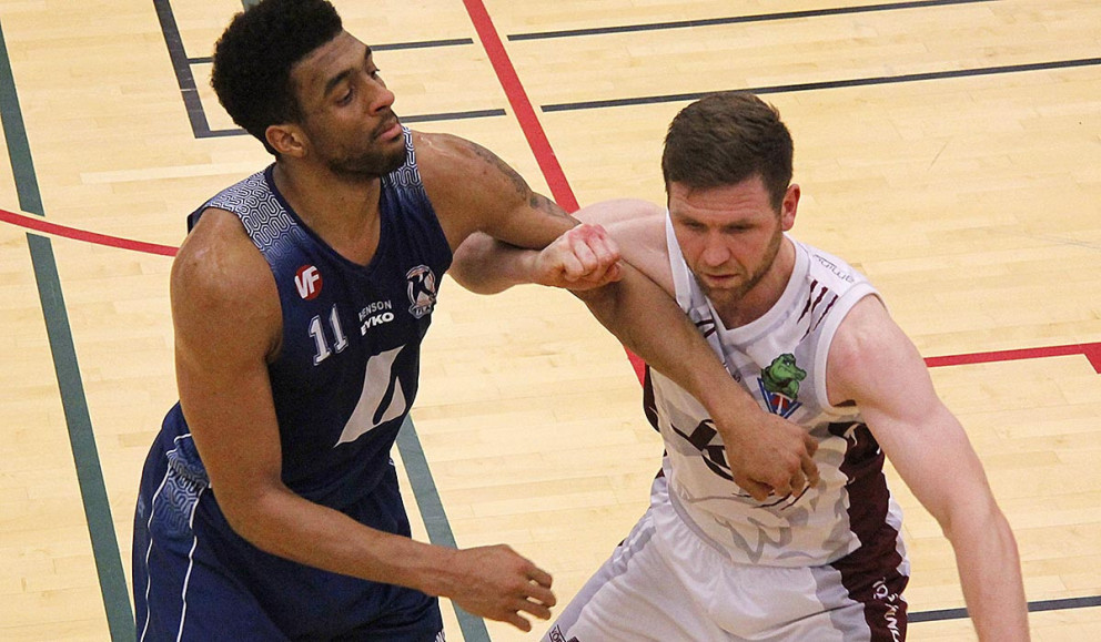 Helgi Viggós stöðvar Amin Stevens. MYND: ÓAB