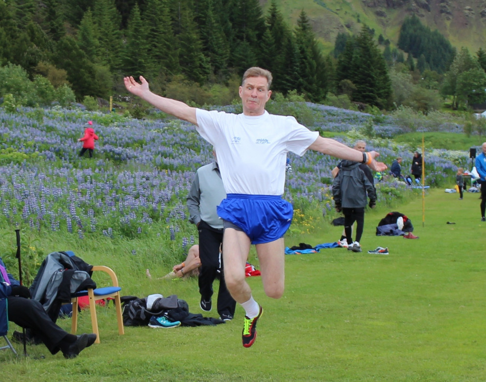 Karl Lúðvíksson í langstökki á LM50+