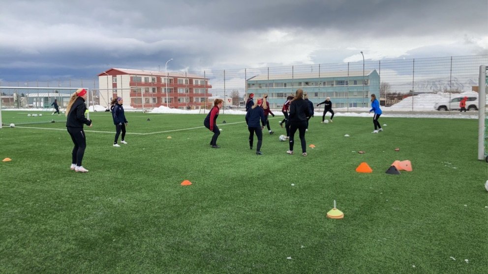 Stelpurnar á æfingu í dag.