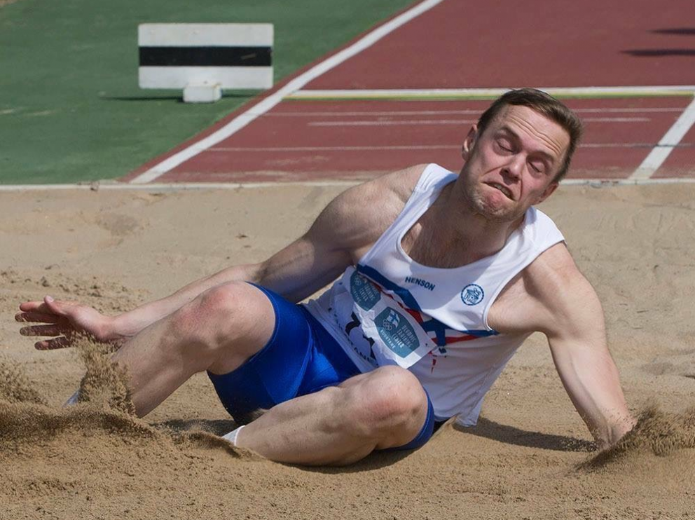 Ísak Óli í langstökki á NM 20-22 í Finnlandi 2017.