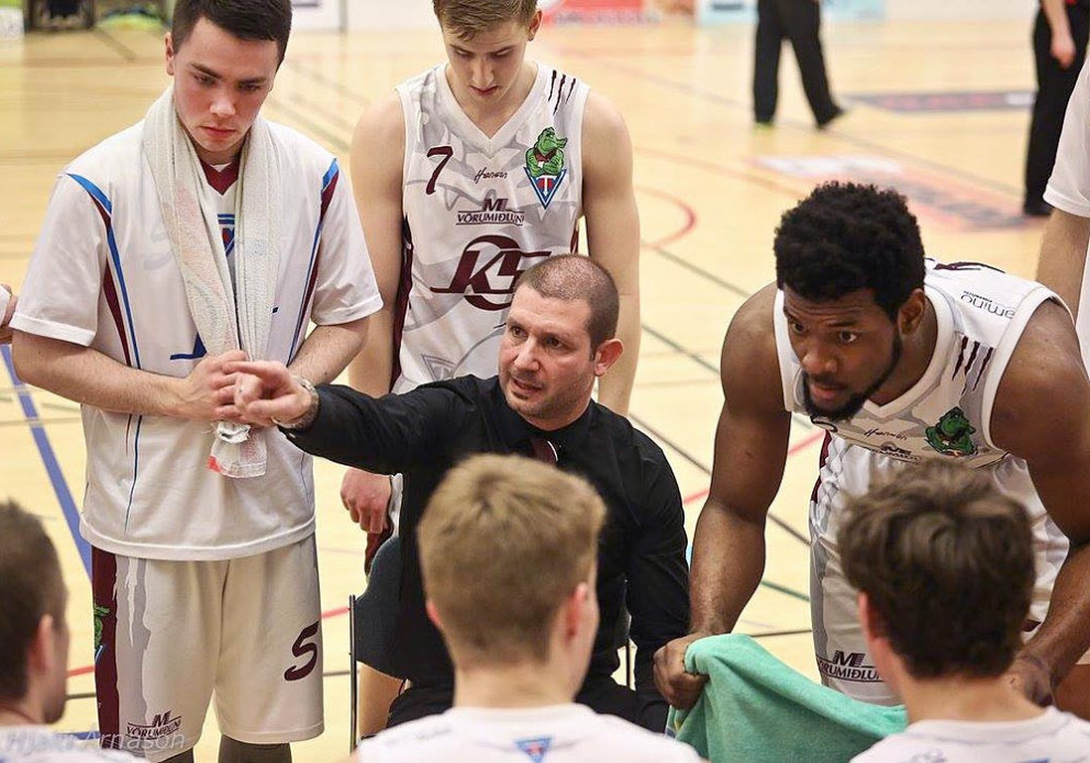 Israel Martin fer yfir málin með sínum mönnum. MYND: HJALTI ÁRNA