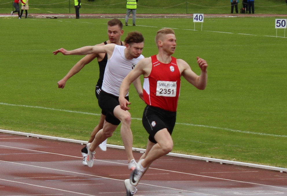 Jóhann Björn sigrar í 100m hlaupinu.