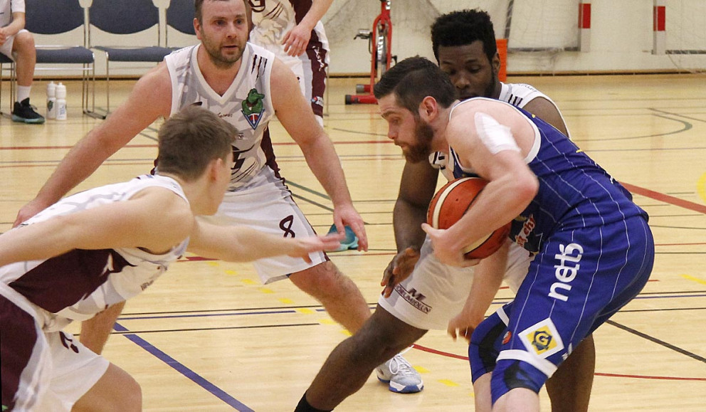 Tindastólsmenn reyna að stöðva Ólaf Ólafs – það gekk bara ekkert í kvöld því hann gerði 33 stig. MYN…