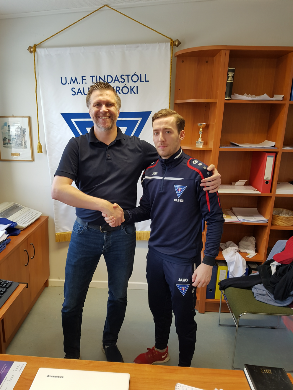 Mfl. karla undirritar samninga