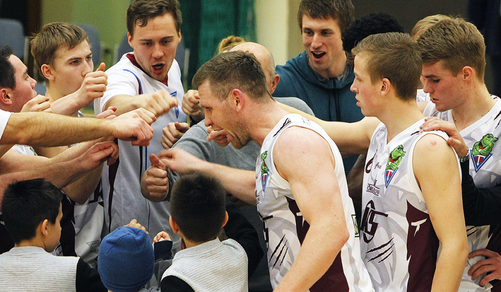 Tindastólsmenn fagna góðum sigri í leikslok.  MYND: ÓAB