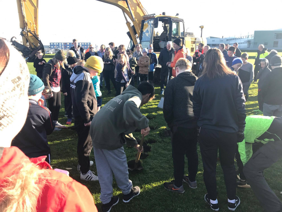 Fjölmargir mættu með skóflu og hjálpuðu til við fyrstu skóflustungu. Mynd: Bjarni Smári Gíslason