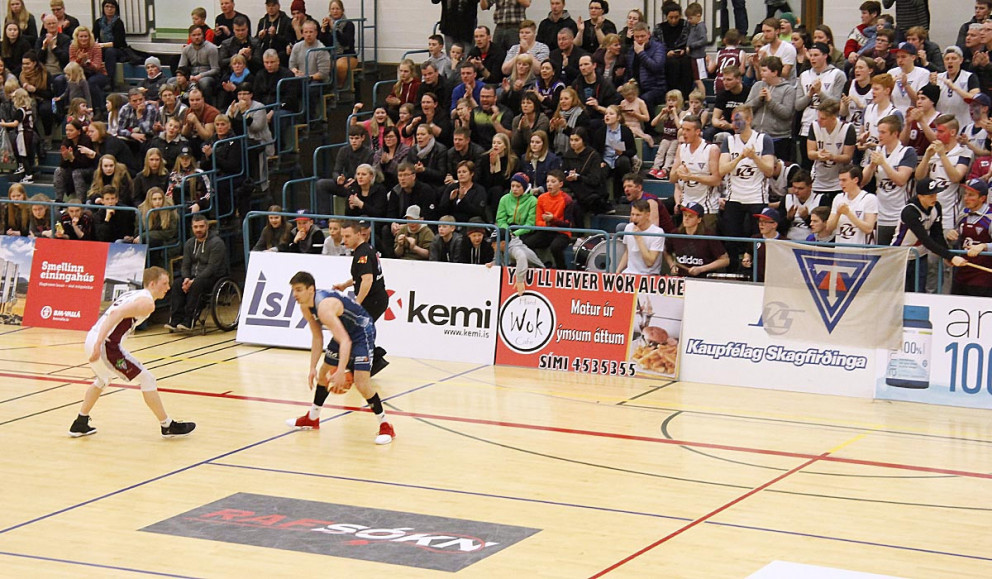 Spennan í hámarki hjá stuðningsmönnum Tindastóls.  MYND: ÓAB